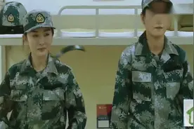 教官要求两秒钟抽出腰带，张蓝心太无辜，被杨幂和沈梦辰左右抽打