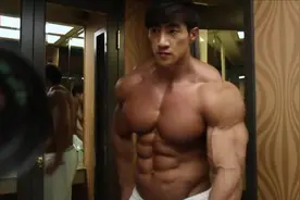 健身界的“彭于晏”!韩国肌肉猛兽黄哲勋的训练日常！视频封面