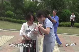 楼道浓烟弥漫突发大火，消防员挨家挨户搜救，一婴儿被呛紧急送医视频封面