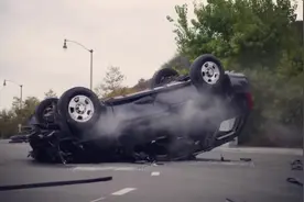 瞬间石化来拦截飞奔的汽车，这变异人的特异功能真的强！视频封面