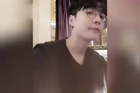 张艺兴误入粉丝群却被群主们合谋踢出群 还有这种操作！视频封面