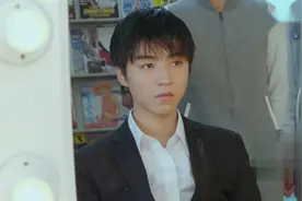 王俊凯的大长腿藏都藏不住，这身西装太帅了！视频封面