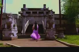 女子出门，却不知身后跟着一只千年河蚌幻化人形，虎视眈眈