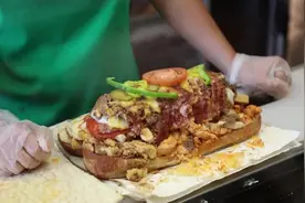 挑战 Subway 100美元的三明治！视频封面