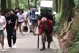 问道青城山，山上卖的矿泉水都是老爷爷自己背上去的，一次5大箱，挣几十块钱，十几步休息一下，生活不易，砥砺前行视频封面
