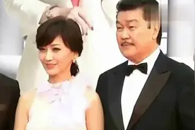 63岁赵雅芝2任丈夫近照，一个比一个厉害，这辈子值了视频封面