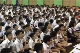 马来西亚全校师生合唱《刚好遇见你》，满满的感动 高清