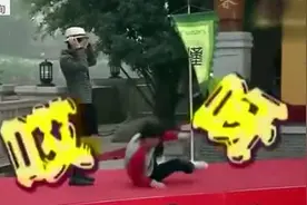 邓超嘲笑王宝强就会翻跟头，王祖蓝教你短腿走T台，我竟无言以对视频封面