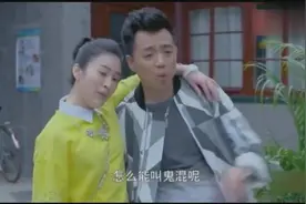 儿子把裤衩穿到裤子外面，爸爸不高兴了，儿子说今年最流行的视频封面