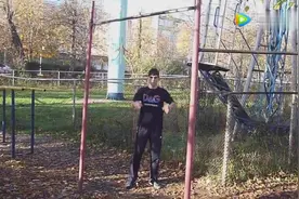 真正的健身狂人 男子用中指做引体向上视频封面