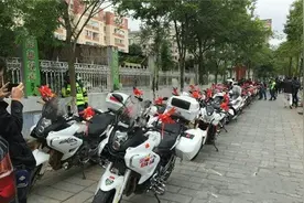 昆明接亲新玩法 50余辆摩托车队组成迎亲“骑兵队”图片