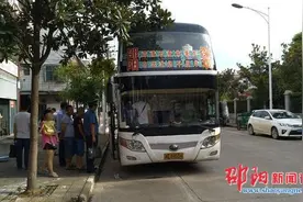 邵阳路边的大巴车可去深圳 无任何安检保险站外上车图片