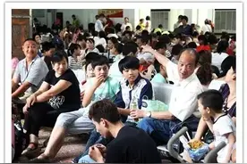 印象信阳暑假的车站，有一群“小候鸟”飞走了图片