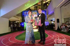 温岚携《爱上自己》来渝举行签唱会图片