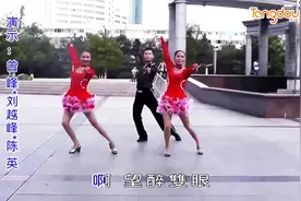 风情万种三步踩 一男两女广场热舞图片