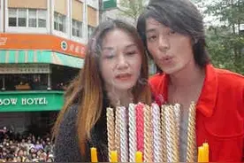 霍建华与妈妈旧照曝光 家庭背景不简单出身高官门第图片