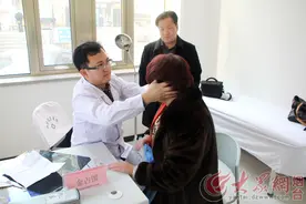 空军总院专家再来芝罘医院 为患者现场诊治图片