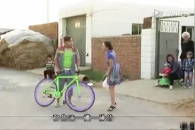 东北二货妹子街上拦自行车，对话太搞笑了!图片