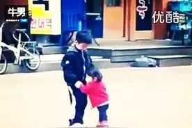 决不放开！超有爱的哥哥牵妹妹手一步一步学走路!画面温暖所有人图片