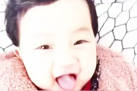 小宝宝真是表情帝啊，这孩子太可爱了！看的心都化了！图片