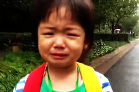3岁小女孩，刚上幼儿园被妈妈送上学时的反应，好心疼！图片