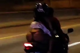 又见美女穿短裙坐摩托车，为啥屡教不改呢？图片