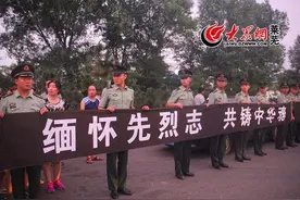 驻莱官兵迎接杨树朋回家 将时刻听从祖国召唤图片