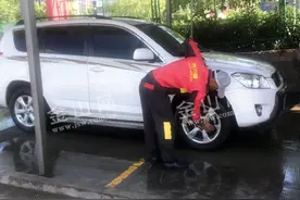 气温升，洗车生意也升温了图片