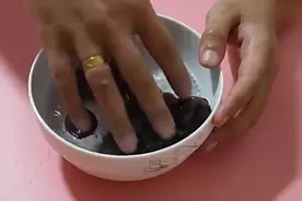 吃葡萄别扔皮了，倒点开水泡一泡，解决了千万女性朋友困扰的难题