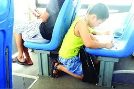 两小学生公交车上做作业图片