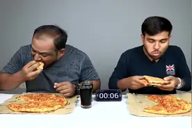 两个印度人每人一份披萨一桶可乐，看谁先吃完，你猜谁吃的比较快