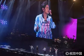 周杰伦广州“”地表最强“演唱会 舞台灯光炫目大场景震撼人心图片