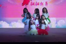 幼儿园小朋友跳火爆抖音的舞蹈《123我爱你》
