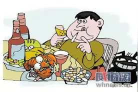 男子吃海鲜喝冰啤 胃部绞痛发高烧进医院图片