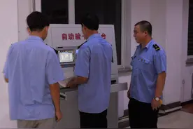风雨中执着坚守的锦州铁路“大车”图片