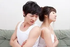 男友带女朋友回家见父母，要求女孩给家里亲戚买礼物让女孩气愤图片