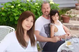 小公主夏天回乡度假，金发小帅哥为伴，还记得大明湖畔的诺一吗?图片