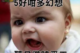 一大波单身狗围着的美女，自己长得像包子就不要怨恨狗了图片