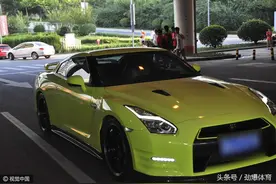 杨旭人生大赢家 开豪车引围观 娇妻竟是电视台主持人图片