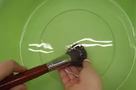 每次化完妆，刷子都脏脏的，该怎么清洗？图片