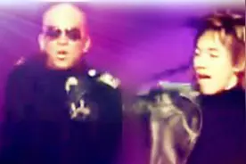 十几年前，刚出道的Rain和酷龙，同台飙舞的经典影像！图片