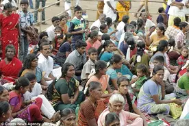 印度南部泰米尔纳德邦椰子砸脑袋仪式图片