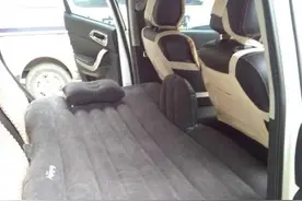 行车睡觉两不误 看CS35车主安装充气床图片