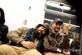 你愿意借陌生人一个肩膀吗？图片