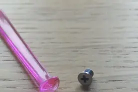 螺丝刀不在身边没关系，一把叉子也能帮你将螺丝拆卸下来图片