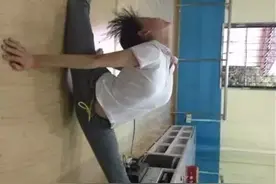 5个女人洗澡，10个男人偷看，打一成语图片