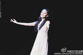 谢娜变身高雅芭蕾舞女神，在水中跳起舞蹈来，如精灵一般图片