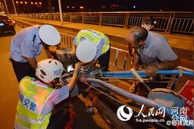 瓜农大爷的拖拉机坏了，交警来帮忙图片