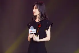 网红papi酱的简单装也蛮时尚的图片