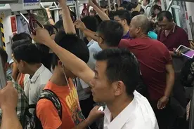 深圳地铁设商务舱 与普通舱对比鲜明图片